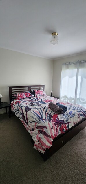 4 bedrooms, desk, iron/ironing board, free WiFi
