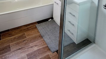 Badewanne, Haartrockner, Handtücher, Seife