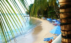 Perto da praia, espreguiçadeiras, toalhas de praia 