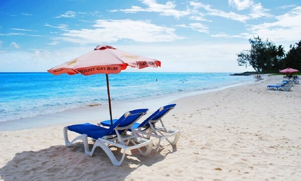 Beach nearby, sun-loungers, beach towels