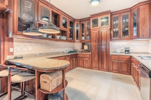Refrigerador, microondas, horno, lavavajillas