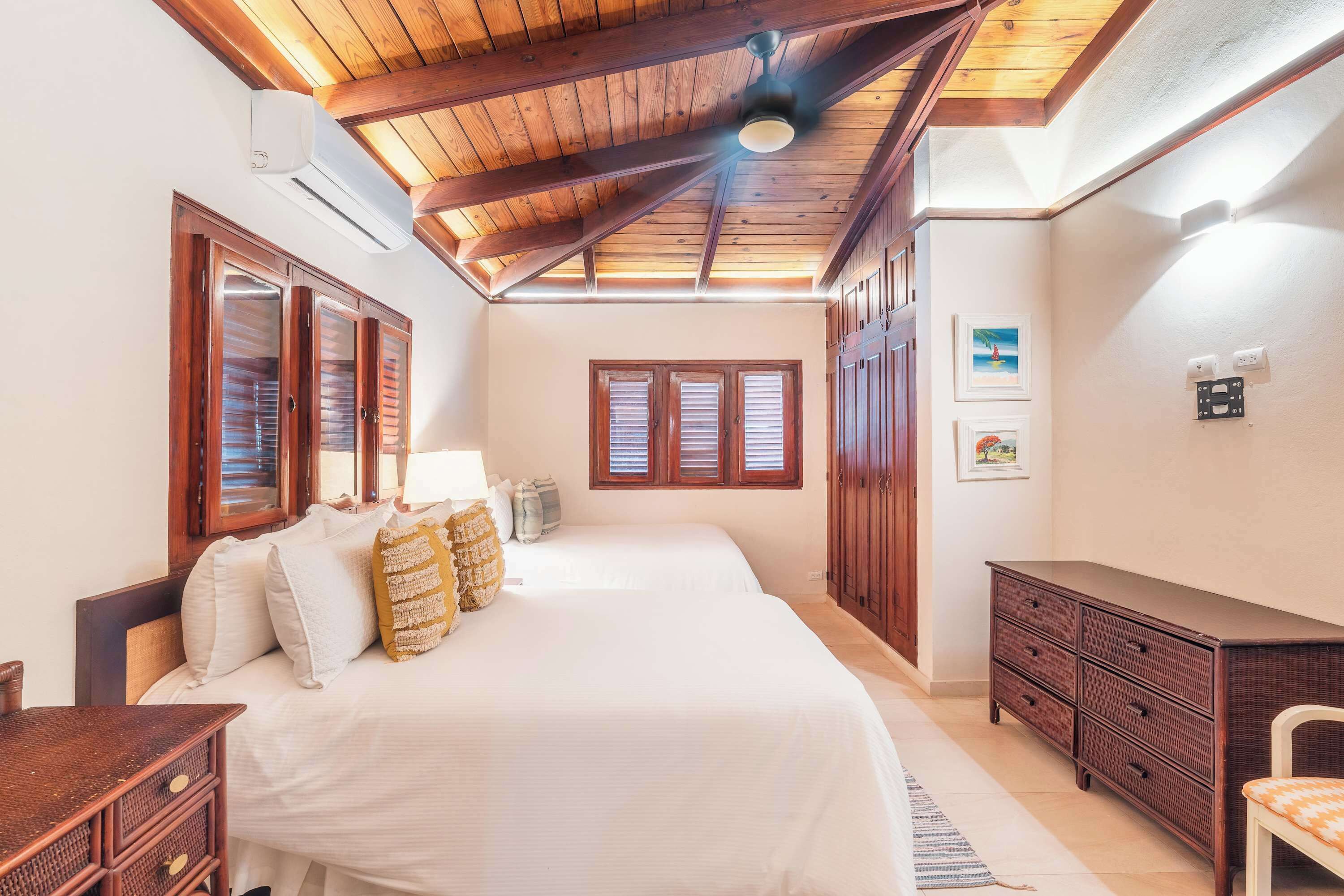 5 bedrooms, desk, iron/ironing board, WiFi (free)