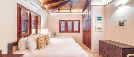 5 bedrooms, desk, iron/ironing board, WiFi (free)