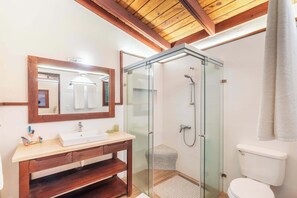 Dusche, Haartrockner, Handtücher, Shampoo