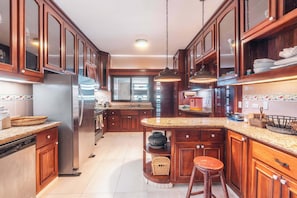 Coffee/tea maker, fridge, microwave, oven - Villa with patio and pool steps to the beach (Casa De Campo)