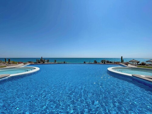 Beachfront Condo w/ Stunning Views Tranquil Stay
