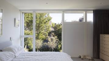 3 bedrooms, in-room safe, desk, iron/ironing board