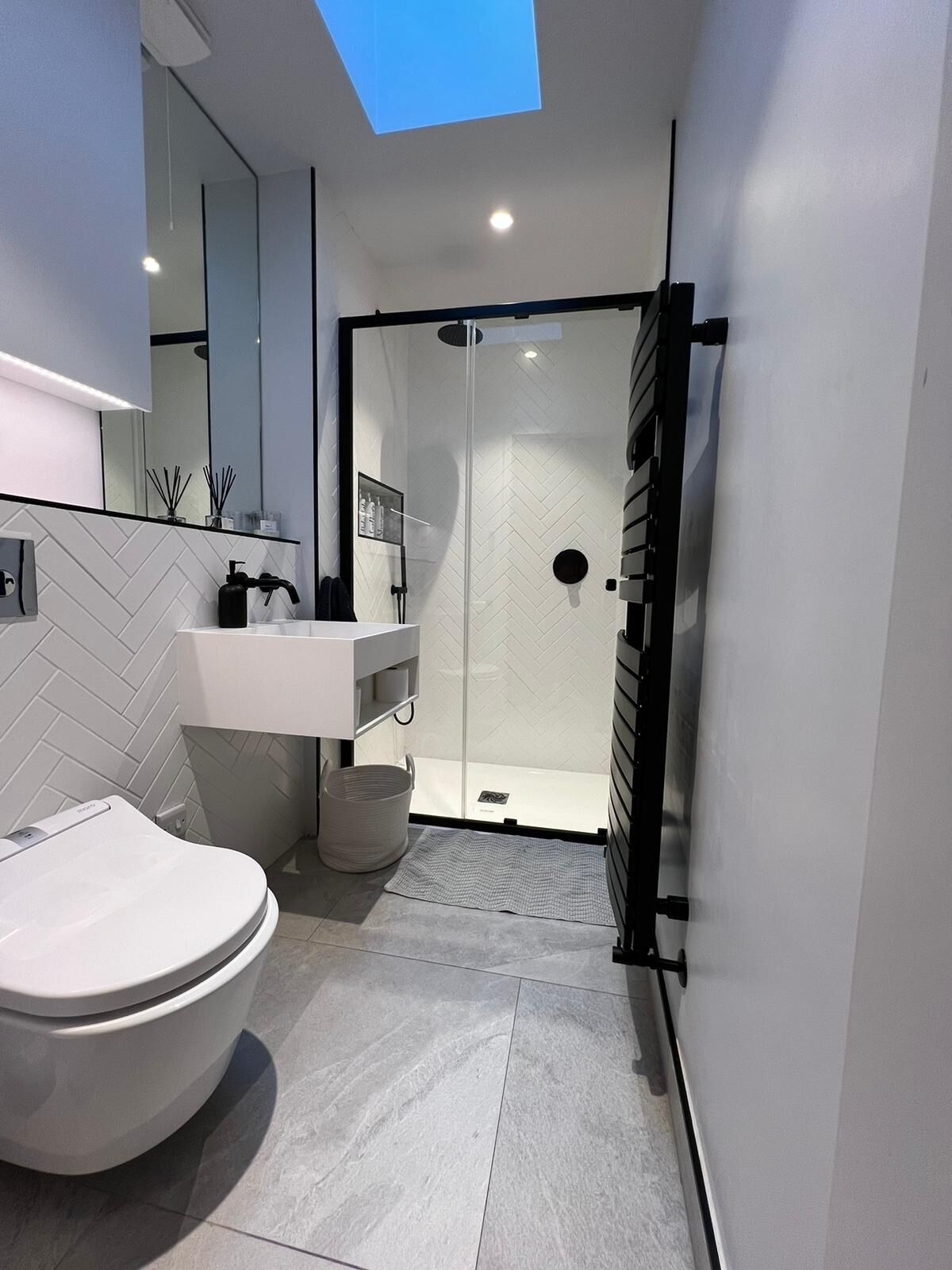 Bathtub, hair dryer, bidet, towels
