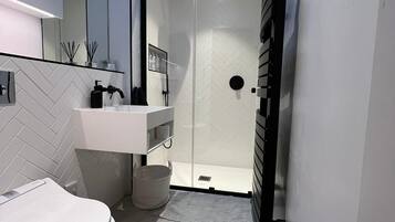 Bathtub, hair dryer, bidet, towels