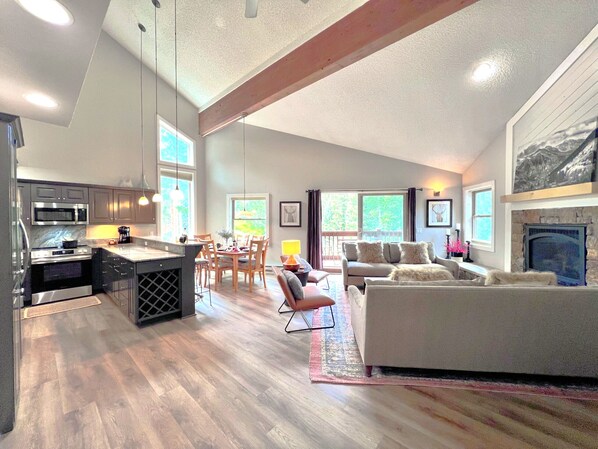 Interior - Ski in/out • Pool+Hot Tubs • Tyra Summit Golden Eagle Condo (Breckenridge)