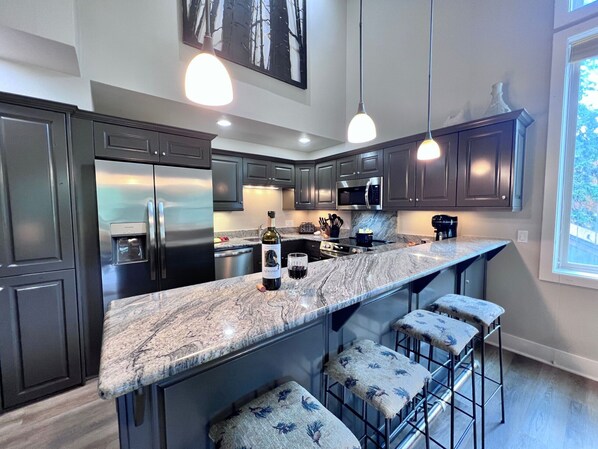 Kylskåp, mikrovågsugn, ugn och diskmaskin