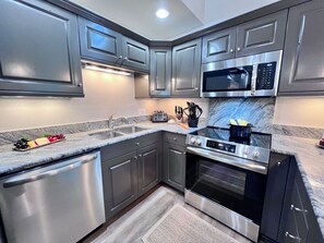 Kühlschrank, Mikrowelle, Ofen, Geschirrspüler