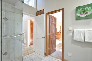 Regadera, secadora de cabello, toallas 