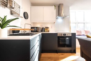 Fridge, microwave, oven, electric kettle - Cozy 1 Bedroom Apartment (Southampton)