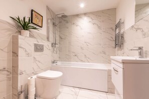 Hair dryer, towels, soap, toilet paper - Cozy 1 Bedroom Apartment (Southampton)