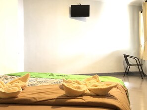 Standard Double Room | Desk, laptop workspace, free WiFi, bed sheets - Bamboe Inn 2 Homestay (Bandar Lampung)