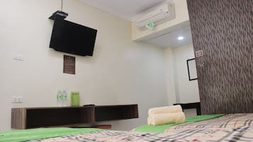 Family Triple Room | Meja, ruang kerja komputer riba, Wi-fi percuma, cadar katil