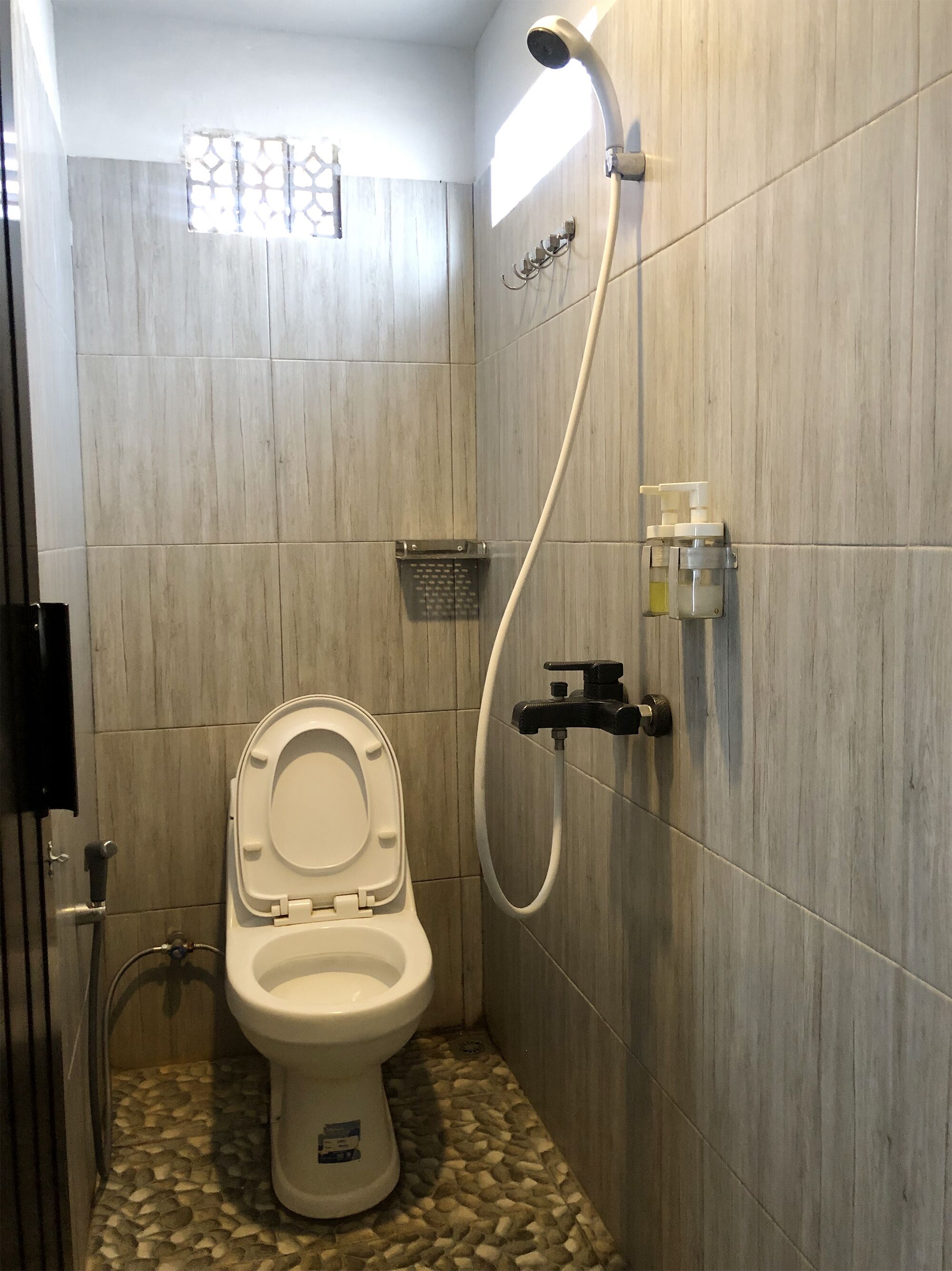 Kamar Double Standar | Kamar mandi | Shower dan handuk