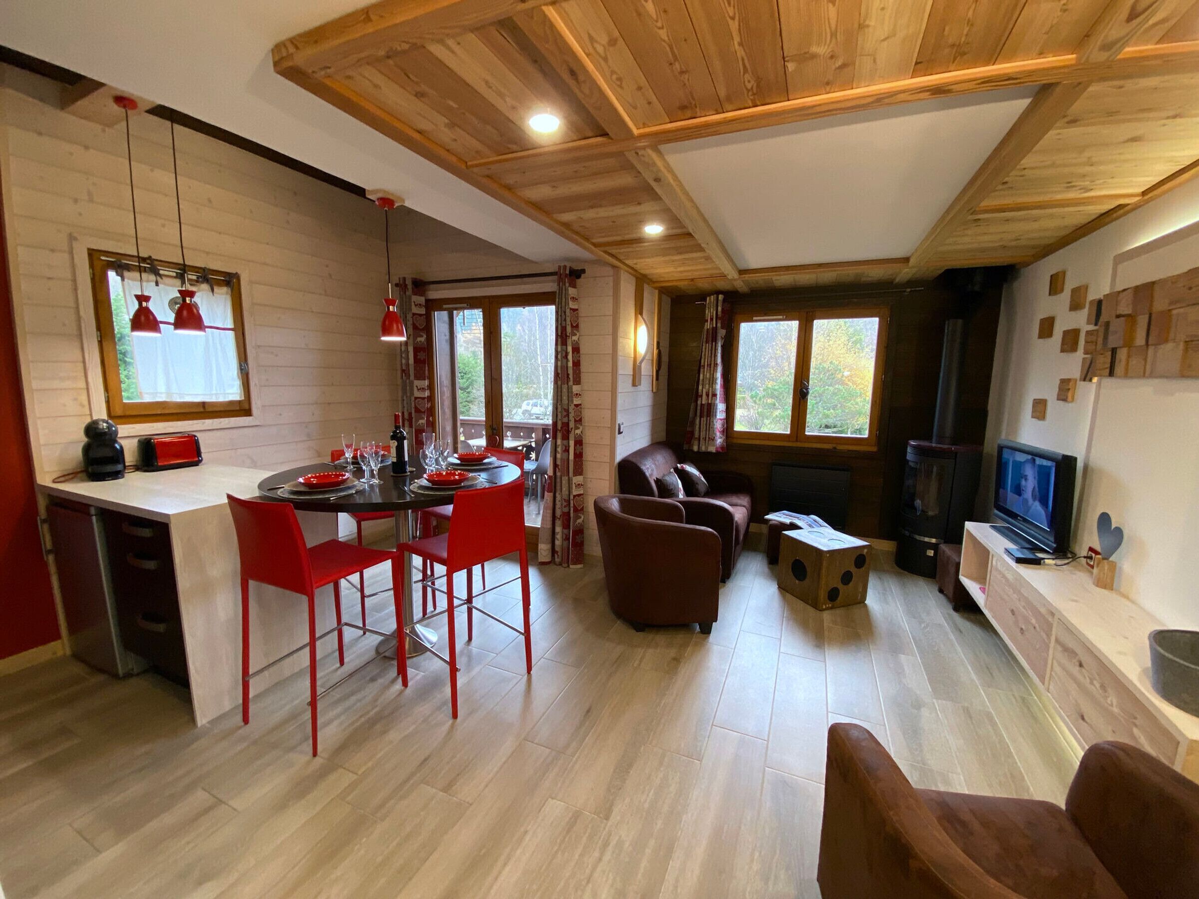 Un interior acogedor estilo cabaña con comedor, cocina y sala de estar.