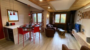 Un interior acogedor estilo cabaña con comedor, cocina y sala de estar.