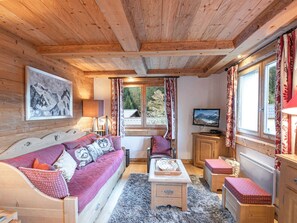 TV - Spacious apartment in Chamonix - Sleeps 6 - Wifi and parking (Chamonix-Mont-Blanc)