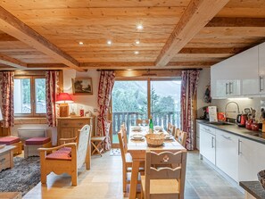 Dining - Spacious apartment in Chamonix - Sleeps 6 - Wifi and parking (Chamonix-Mont-Blanc)