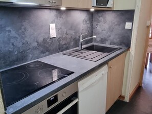 Frigorífic, microones, forn i placa de cuina 