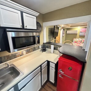 Refrigerador, microondas, horno y cafetera y tetera