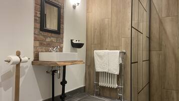 Chambre Supérieure | Salle de bain | Douche, douche à « effet pluie », articles de toilette de luxe
