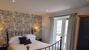 Superior Room | Egyptian cotton sheets, premium bedding, desk, WiFi (free) - The Cowhous at Abbey Green Farm (Whitchurch)