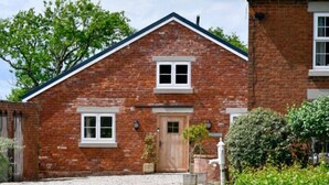 Front of property - The Cowhous at Abbey Green Farm (Whitchurch)