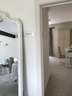 Kamar Mewah | Seprai katun Mesir, seprai premium, dan didekorasi berbeda-beda