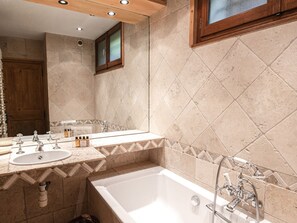 Hair dryer, towels - Typical Chalet in Chamonix with Parking and Wifi, Near Center and Slopes (Chamonix-Mont-Blanc)