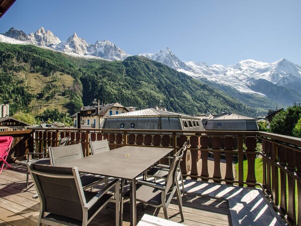 Outdoor dining - Chamonix Apartment, terrace, 4 people, private parking (Chamonix-Mont-Blanc)