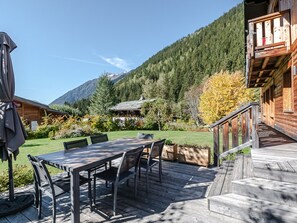Outdoor dining - Luxury chalet in Chamonix, 5 bedrooms for 10 guests (Chamonix-Mont-Blanc)