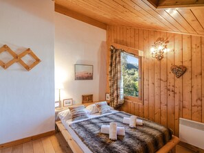 4 室のベッドルーム、WiFi (無料)、ベッドシーツ