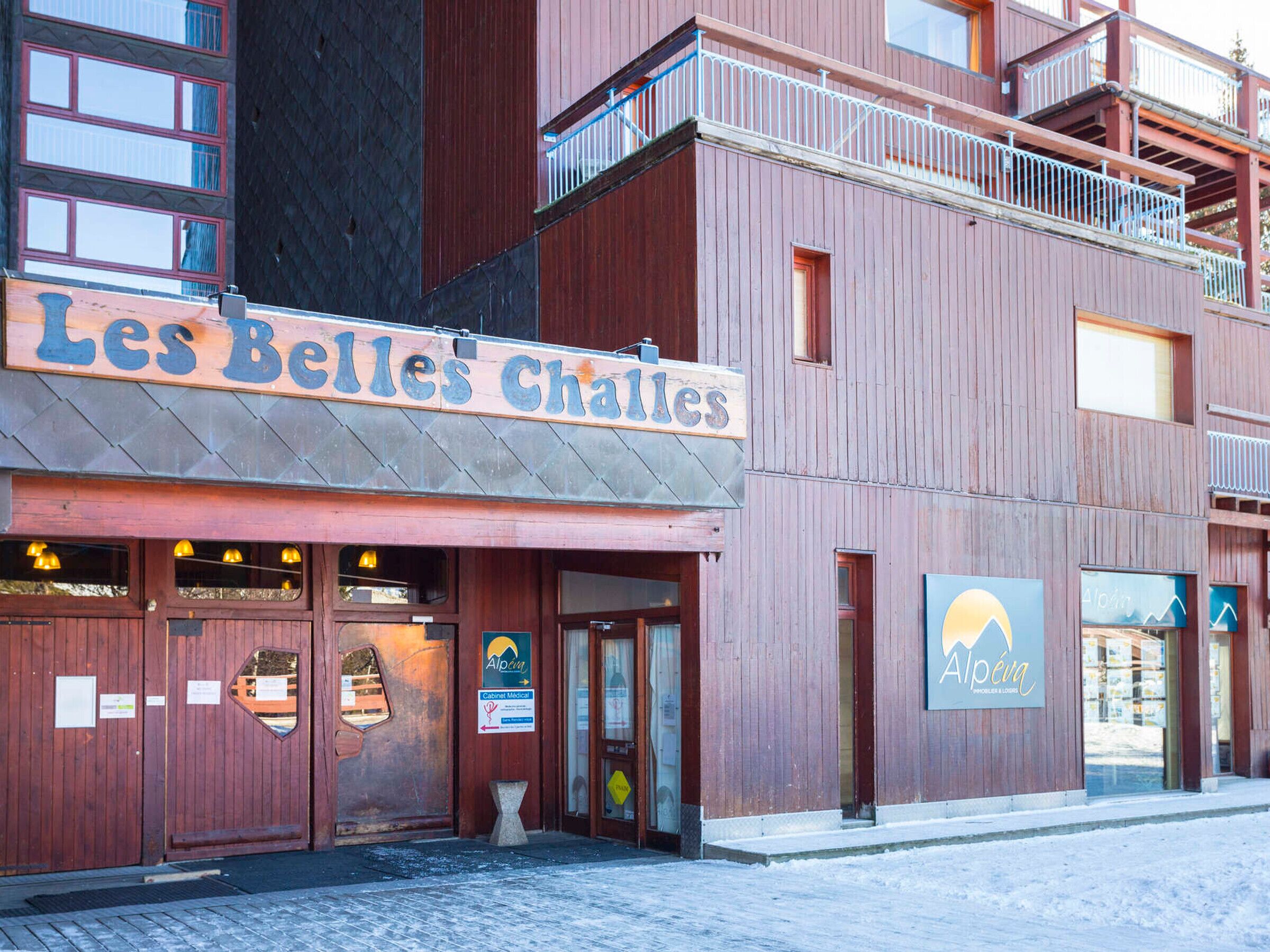 Un edifici amb un rètol que diu "Les Belles Challes".