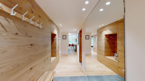 المنشأة من الداخل