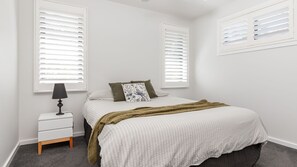 4 bedrooms, iron/ironing board, WiFi - Seaclusion ... walk to the Beach, Lake or the The Recky! (Elizabeth Beach)