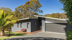 Exterior - Seaclusion ... walk to the Beach, Lake or the The Recky! (Elizabeth Beach)