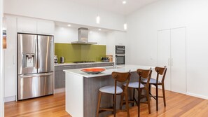 Fridge, microwave, oven, stovetop - Seaclusion ... walk to the Beach, Lake or the The Recky! (Elizabeth Beach)