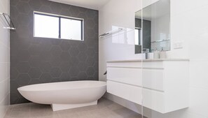 Bathtub - Seaclusion ... walk to the Beach, Lake or the The Recky! (Elizabeth Beach)