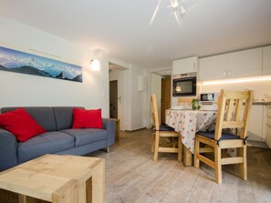 TV - Renovated apartment with Mont Blanc view, parking, and WiFi in Chamonix (Chamonix-Mont-Blanc)