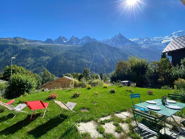 Outdoor dining - Renovated apartment with Mont Blanc view, parking, and WiFi in Chamonix (Chamonix-Mont-Blanc)