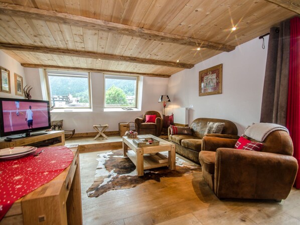 Fernseher, Kamin, DVD-Player