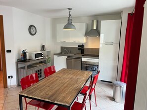 Een koelkast, een microgolfoven, een oven, een kookplaat