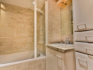 Hair dryer - Spacious 3BR Apt - 6-8p, Near Slopes, Sunny Terrace, Parking (Les Gets)