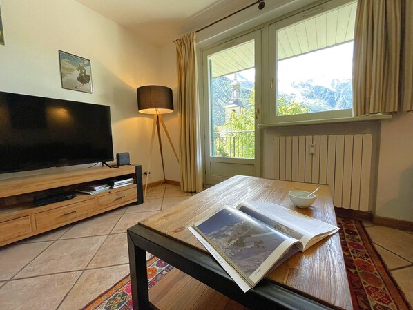 TV, DVD player - Charming duplex in central Chamonix with wifi and pets allowed (Chamonix-Mont-Blanc)