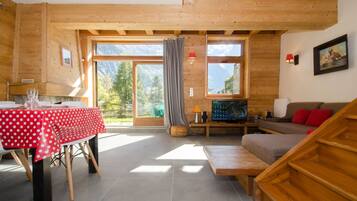 TV, fireplace, stereo