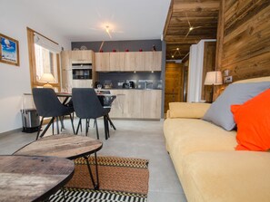 TV - Chalet-style apartment in Chamonix with wifi and private parking (Chamonix-Mont-Blanc)